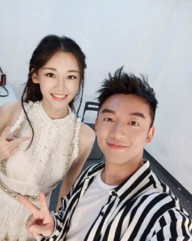 郑凯苗|郑凯苗苗现身频繁，穿衣时髦挺搭调，前任程晓玥不哭不闹活成女王