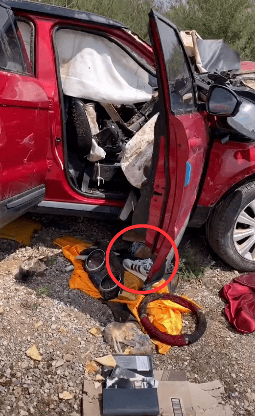 路人近距离曝光于月仙车祸现场,地上散落着于月仙衣物,画面惨不忍睹