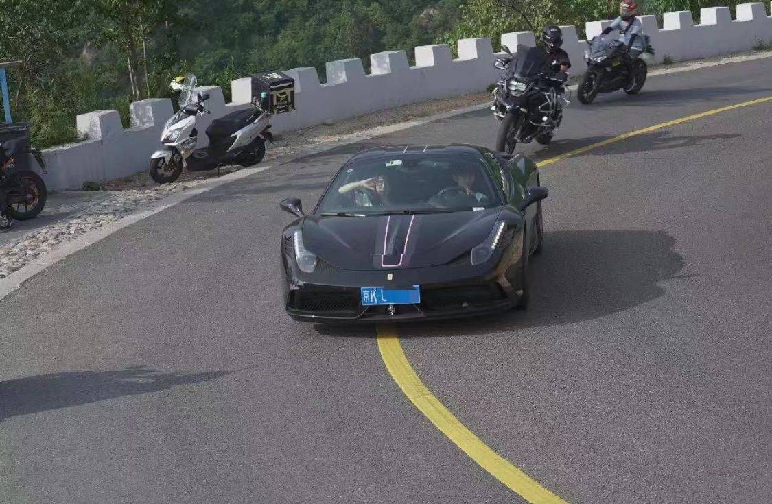 张一山开法拉利被罚,700万的限量版,原车主是超跑圈顶流