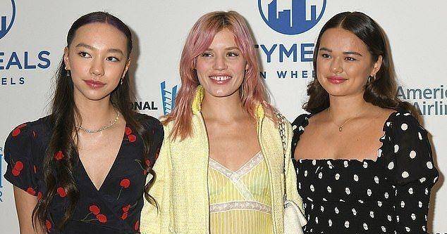 显得|邓文迪默多克罕见同框，一家四口合照没有丝毫尴尬，一般人做不到