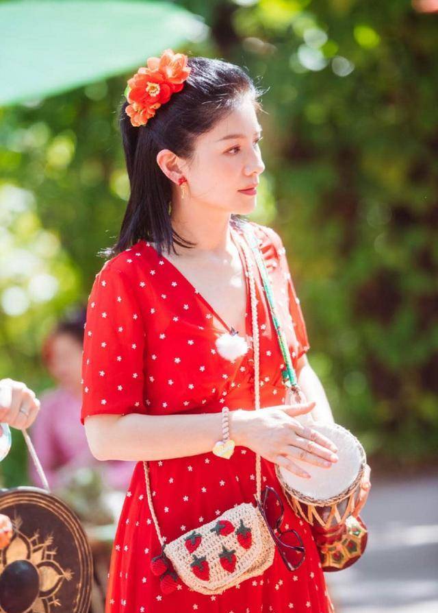 一身|吉娜穿傣族装看上去已经很美，但再看蔡少芬：不愧是娘娘