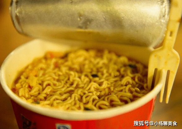 盖子|让人“上瘾”的5种零食，辣条上榜，最后一种连盖子都要舔干净