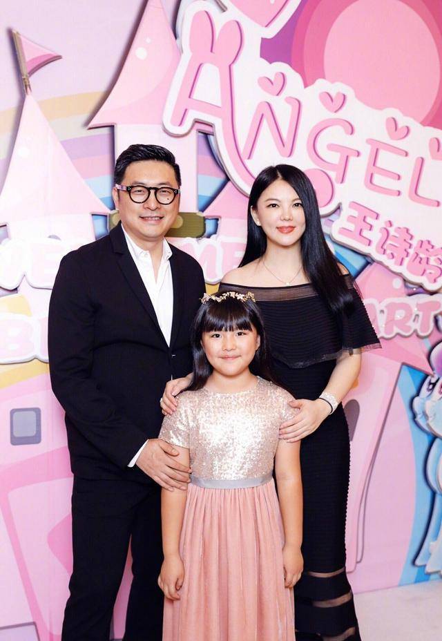 黑色|精神小伙也不精神了！44岁李湘仍似少女，王岳伦已头发花白显老态