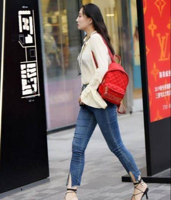 身材苗条|身材苗条的小姐姐，白色吊带上衣搭紧身牛仔裤，性感十足!