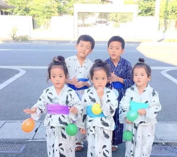 生活|为生女儿有多拼？一胎生2子，二胎生3子，从小就把儿子当成女儿养