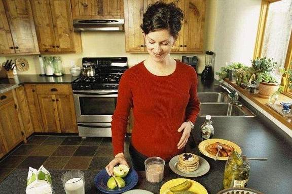 因为|怀孕期间，孕妈牢记这4个饮食注意事项，别因为乱吃伤害到胎儿