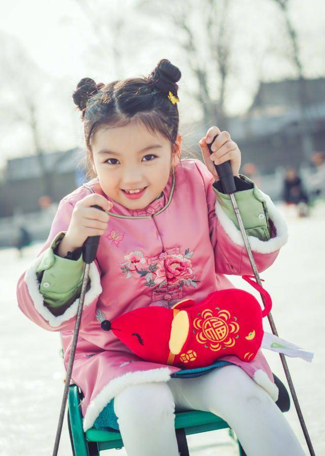 设计|阿拉蕾长大了！7岁穿民族风过年像福娃，红配绿也能穿得那么好看