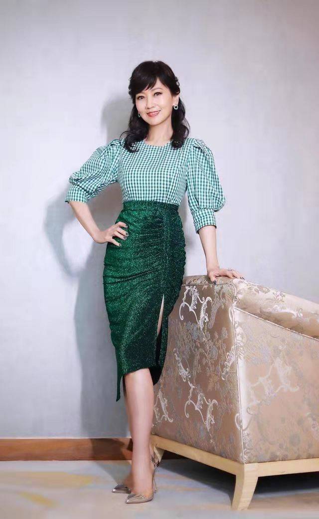黑色|赵雅芝穿得跟个小姑娘似的，黑色长马甲帅气十足，怎么看都不像“奶奶”