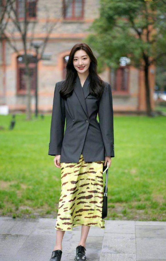 关键|开春火了一种穿法，叫“裙子+外套”，时髦又高级，关键还显气质