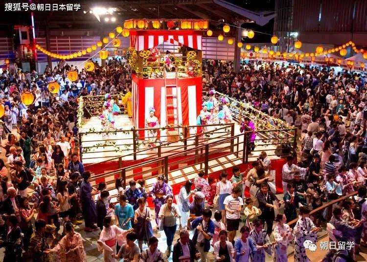 庙会(お祭り「おまつり」),夜晚的街道两旁排列着许多小吃摊子和游戏