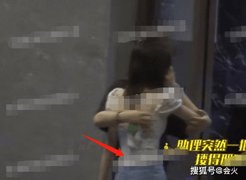 身材|乔欣穿白色深v上衣被拍！腿超细靴筒空一块，大露美背身材火辣