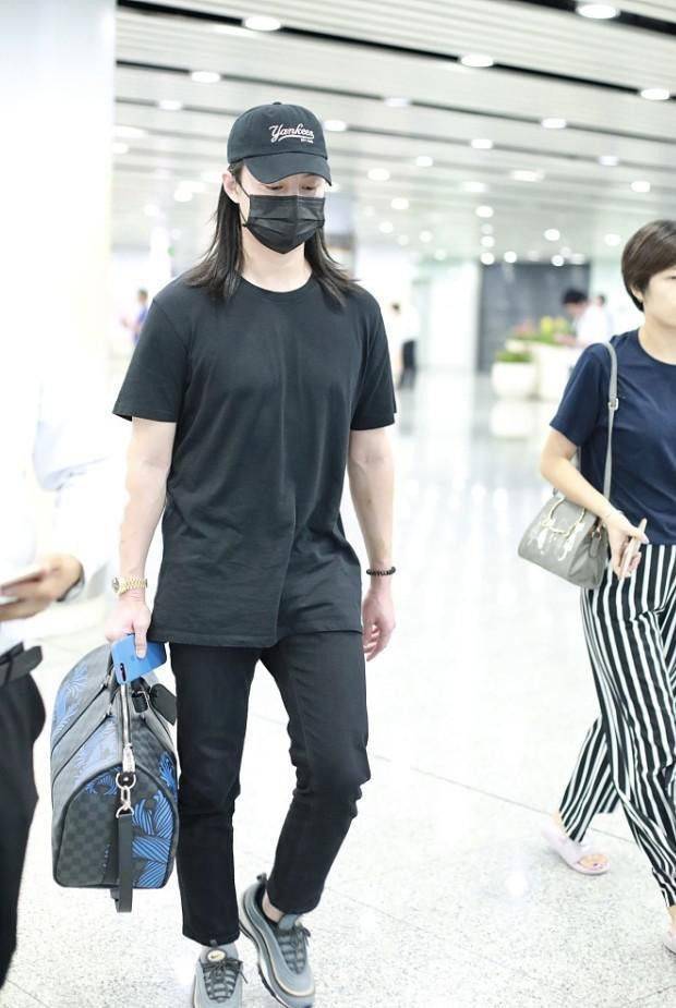 设计|尹正长发造型挺显眼，黑色穿搭低调显身材，轻松穿出高级感