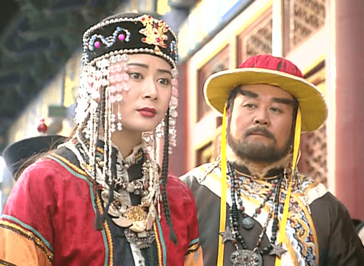 原创令妃心机有多深?小燕子塞娅打架抢尔康,紫薇被曝光,你看她表情