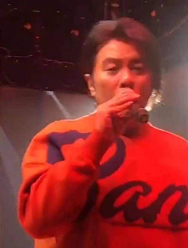 身材|阿杜胖到认不出！穿大红毛衣配小白鞋倒显年轻，却难逃中年发福
