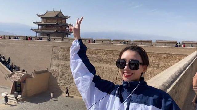 感觉|洪欣晒全家福!每件穿搭都时髦,女儿可爱儿子帅,唯独不见张丹峰