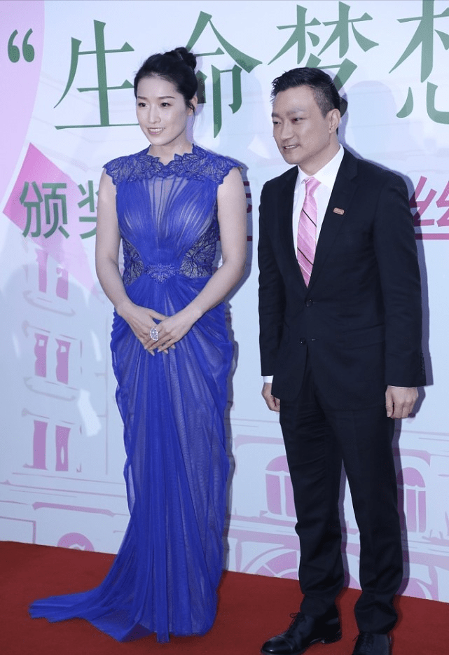 魅力|世界冠军罗雪娟原来这么美，穿蓝色透视纱裙好似名媛，裸妆不减分