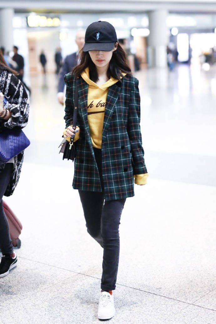 戚薇|格纹衫怎么搭配才够时髦？李沁配卫衣，宋祖儿配短裙，戚薇配皮裤