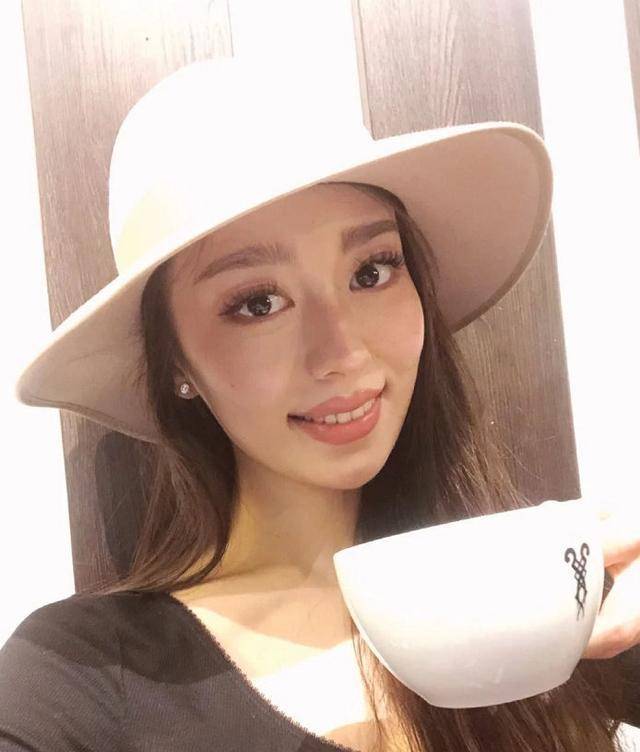 身材|吉娜新妆容变网红风,大浓妆嘴唇抢镜,还是怀念过去的清新风