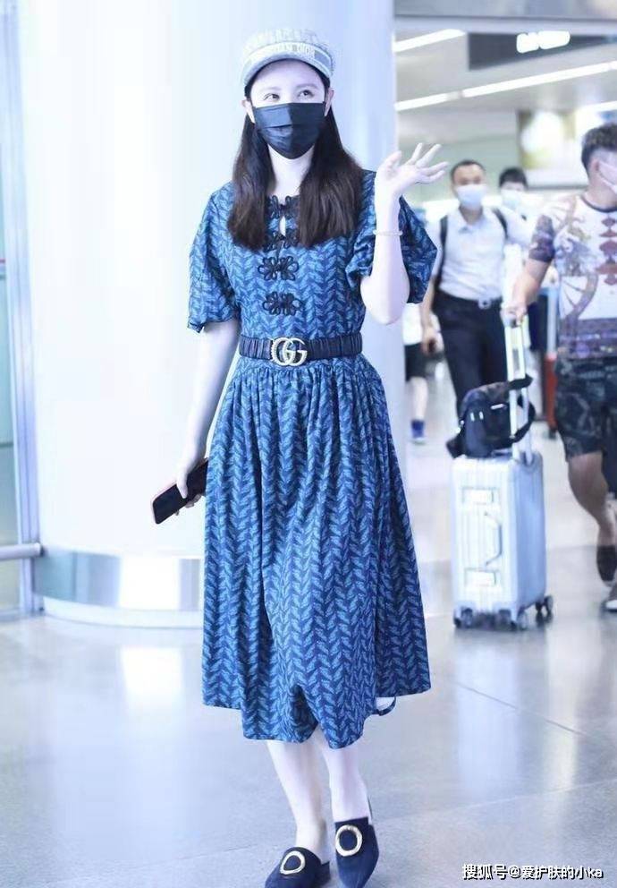 张萌衣|老板娘张萌衣品好，穿蓝裙配Gucci腰带够高级，一身冷皮白得反光