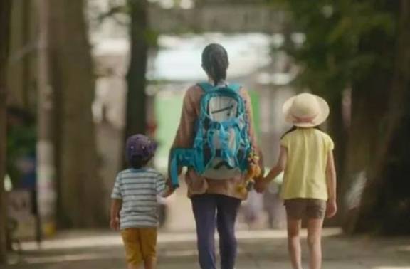 女儿|“俩兄妹关系真好”，话音刚落妹妹突然大哭，掀开衣服后母亲泪目