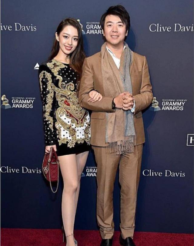身材|吉娜新妆容变网红风,大浓妆嘴唇抢镜,还是怀念过去的清新风