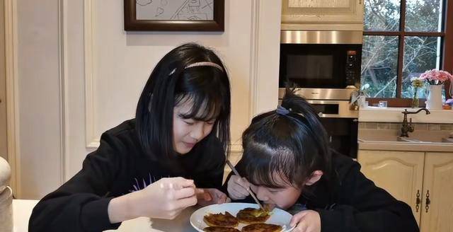 图案|陆毅俩女儿变“厨娘”，穿同款毛衣不同发型却似双胞，声音甜腻