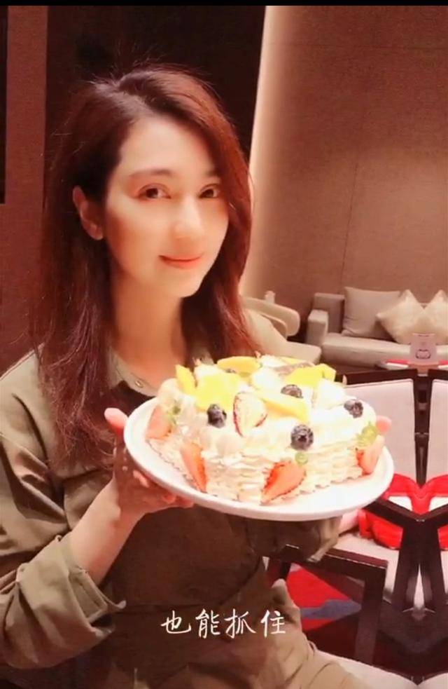 感觉|洪欣晒全家福!每件穿搭都时髦,女儿可爱儿子帅,唯独不见张丹峰