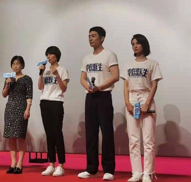 缺点|袁泉走机场被拍，同一种颜色穿上身，普通的基础款也穿的高级！