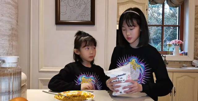 图案|陆毅俩女儿变“厨娘”，穿同款毛衣不同发型却似双胞，声音甜腻