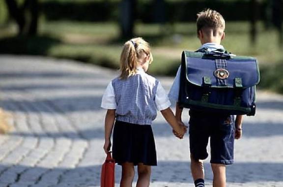 女儿|“俩兄妹关系真好”，话音刚落妹妹突然大哭，掀开衣服后母亲泪目