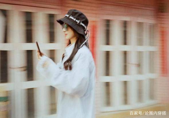 设计|赵丽颖穿露肩短裙亮相，33岁的年纪还像个小姑娘，这么清纯又减龄