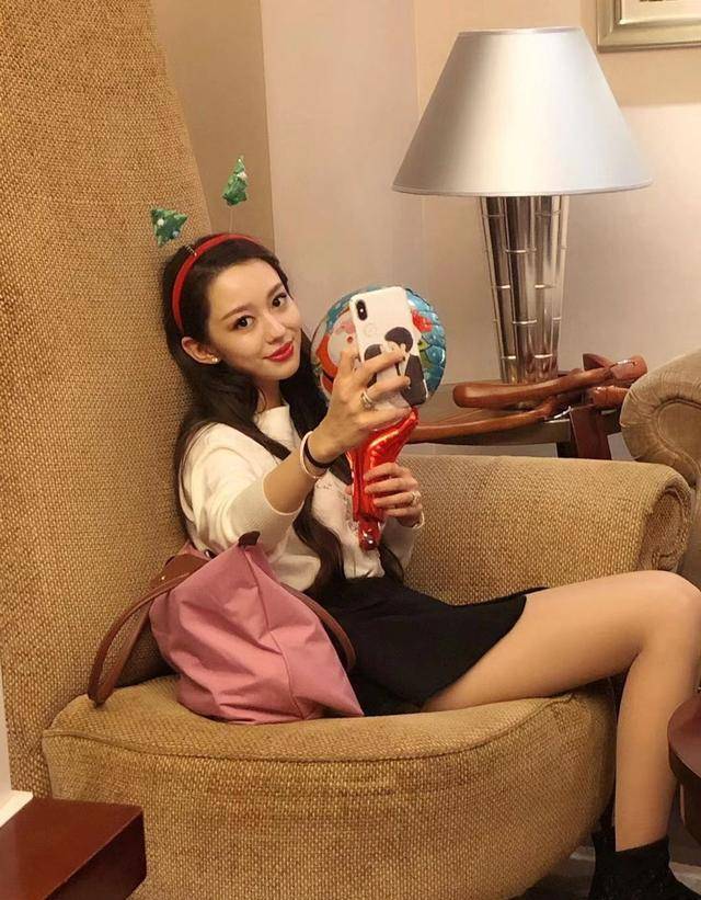 设计|吉娜穿衣越来越大胆，一字肩秀锁骨肤若凝脂，不小心笑出了法令纹