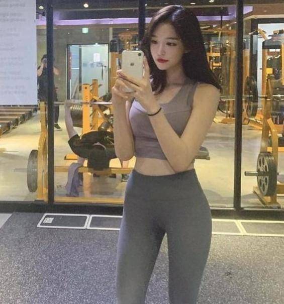 身材|美女爱穿“无痕裤”，婀娜身姿让人着迷，坚持运动或是关键