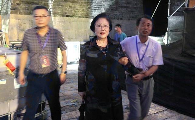 斯琴高娃|斯琴高娃71岁慈祥可亲，路人镜头下更像“邻家奶奶”，好温柔