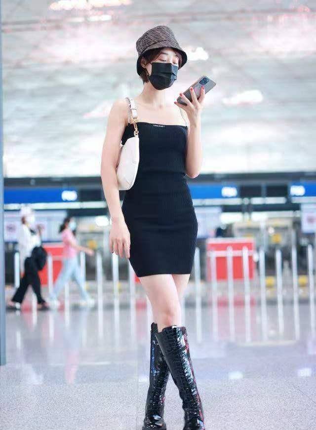 身材|穿吊带裙别再配“高跟鞋”了，学蓝盈莹穿异风格，潮范十足显高级