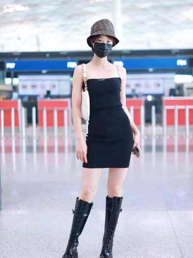 身材|穿吊带裙别再配“高跟鞋”了，学蓝盈莹穿异风格，潮范十足显高级