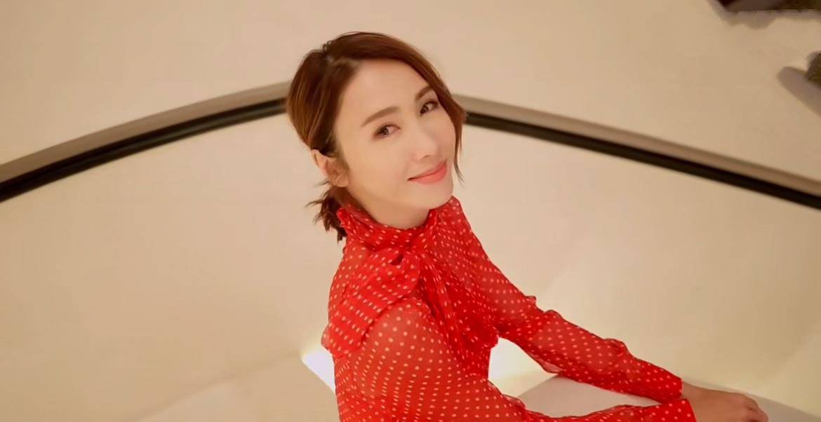 显得|黎姿原装五官真抗老，穿红色波点连衣裙优雅迷人，哪像是71年的人