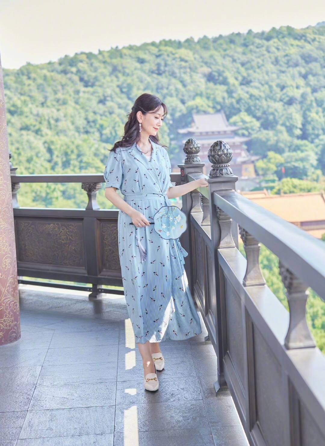 赵雅芝|赵雅芝不愧美了一个年代,打卡雷峰塔留念,还是当年的“白娘子”