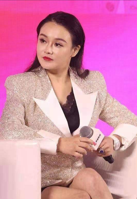 小腿肚|冉莹颖把“微胖精髓”穿出来了！穿金色的西装亮相，高级洋气