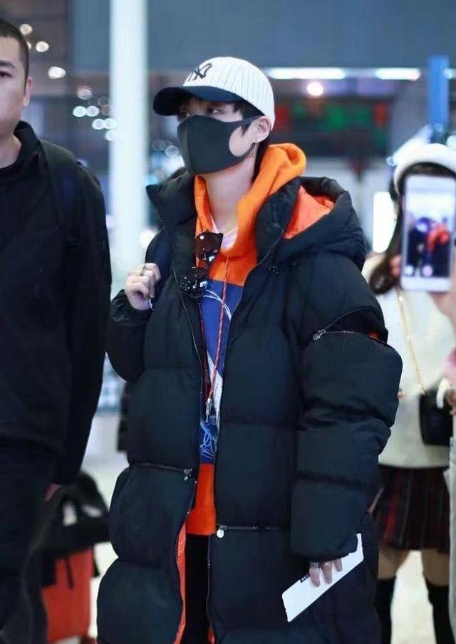 李宇春|吉娜“乳白”内搭配羽绒服，简单好看，李宇春为个性穿“断臂装”