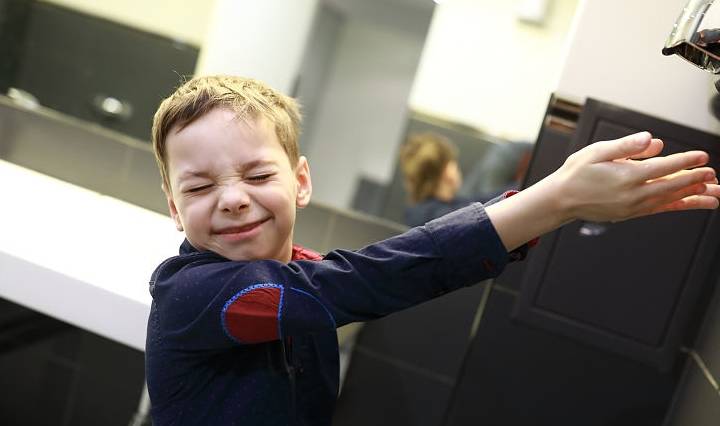 进行|孩子在幼儿园不上厕所，妈妈看到娃脱下的裤子：后悔这样教育孩子