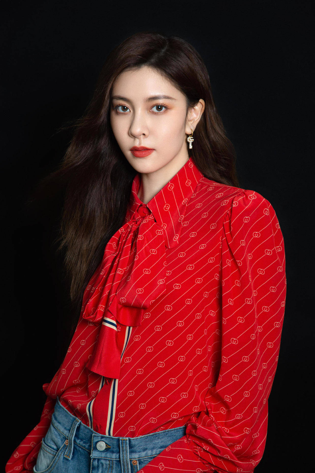 气息|宋妍霏又“火”了,红色衬衫搭配牛仔裤利落时髦,复古又有气场