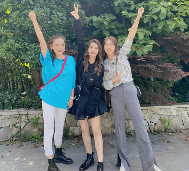 色彩|麦迪娜挺大肚为姜潮庆生!儿子罕见露正脸,穿背心五官比爸爸还帅