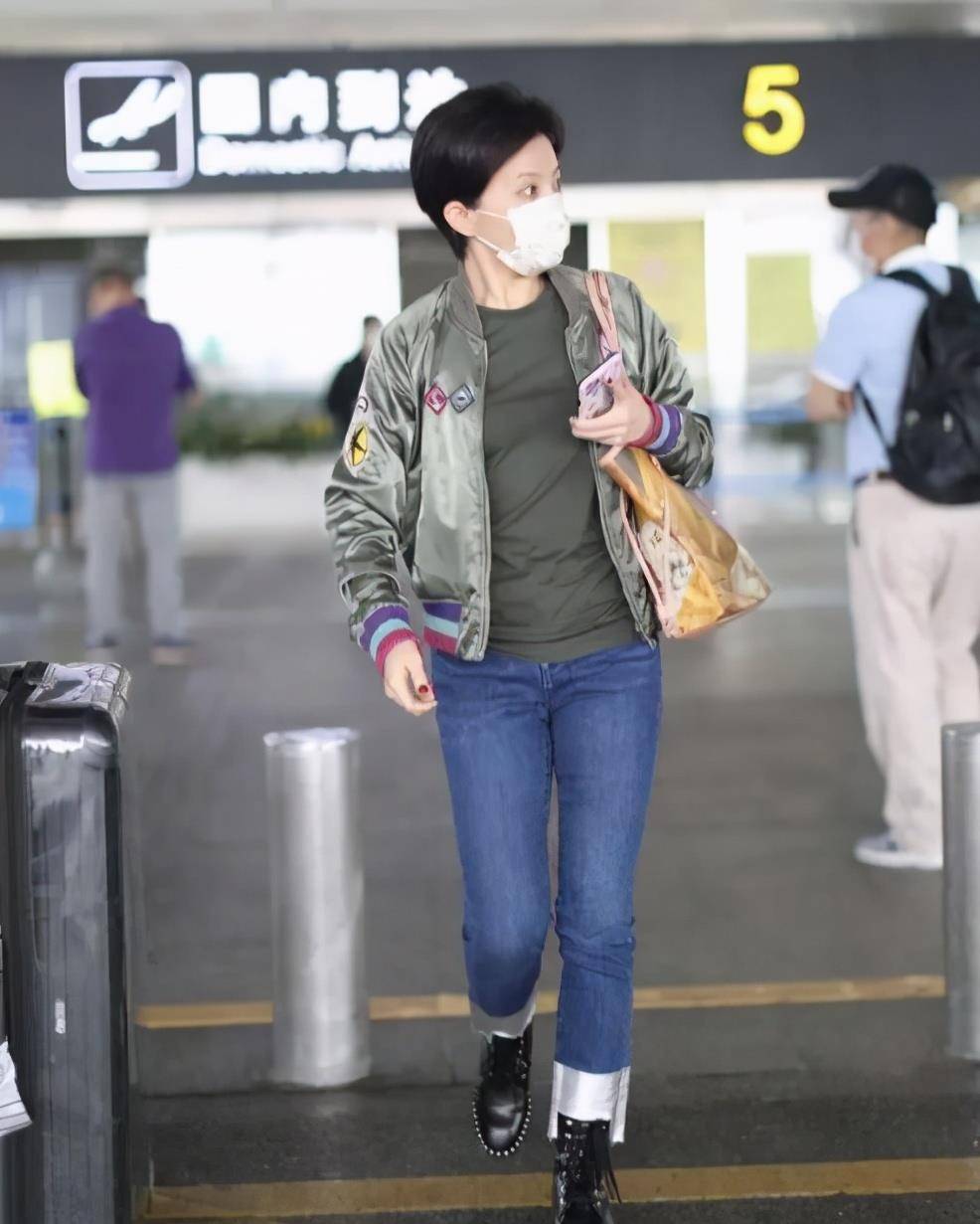 黑色|金铭过生日!穿夹克和陈佩斯儿子一起庆祝,不婚不育40岁仍少女