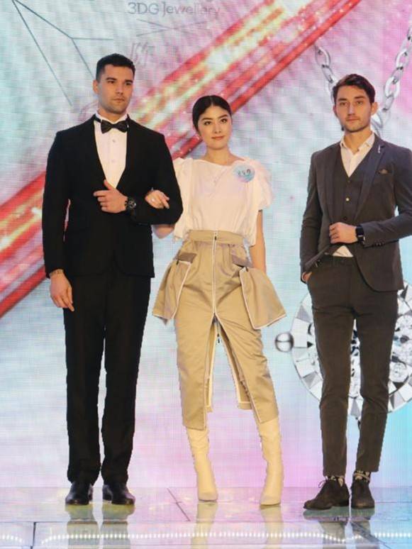 陈慧琳|陈慧琳活成了70后的骄傲!泡泡袖上衣配工装裙,又美又飒真时髦