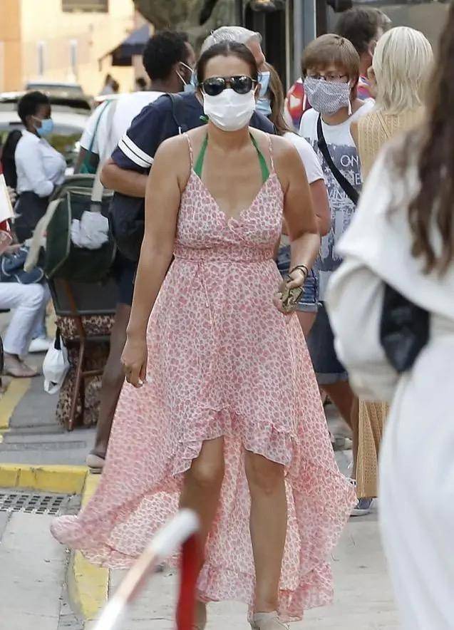 设计|55岁巩俐近照曝光，膀大腰圆难逃中年发福，老公依旧宠溺