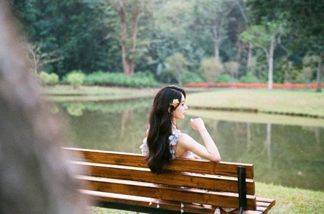 赵丽颖|赵丽颖穿搭愈发大胆起来！穿孔雀裙竟开叉到臀部，戴小花美成花魁