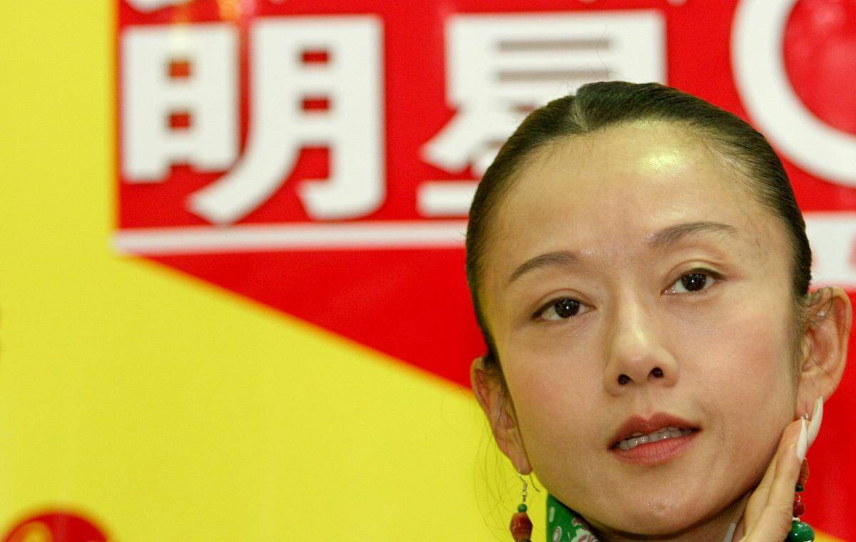 底色|不戴帽子不化浓妆的杨丽萍，真是清纯的可以，脑门锃亮更显气色
