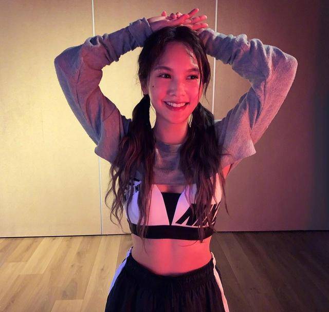 杨丞琳|杨丞琳在家运动，扎双马尾满身大汗，卫衣剪掉“前挡”透风又时髦