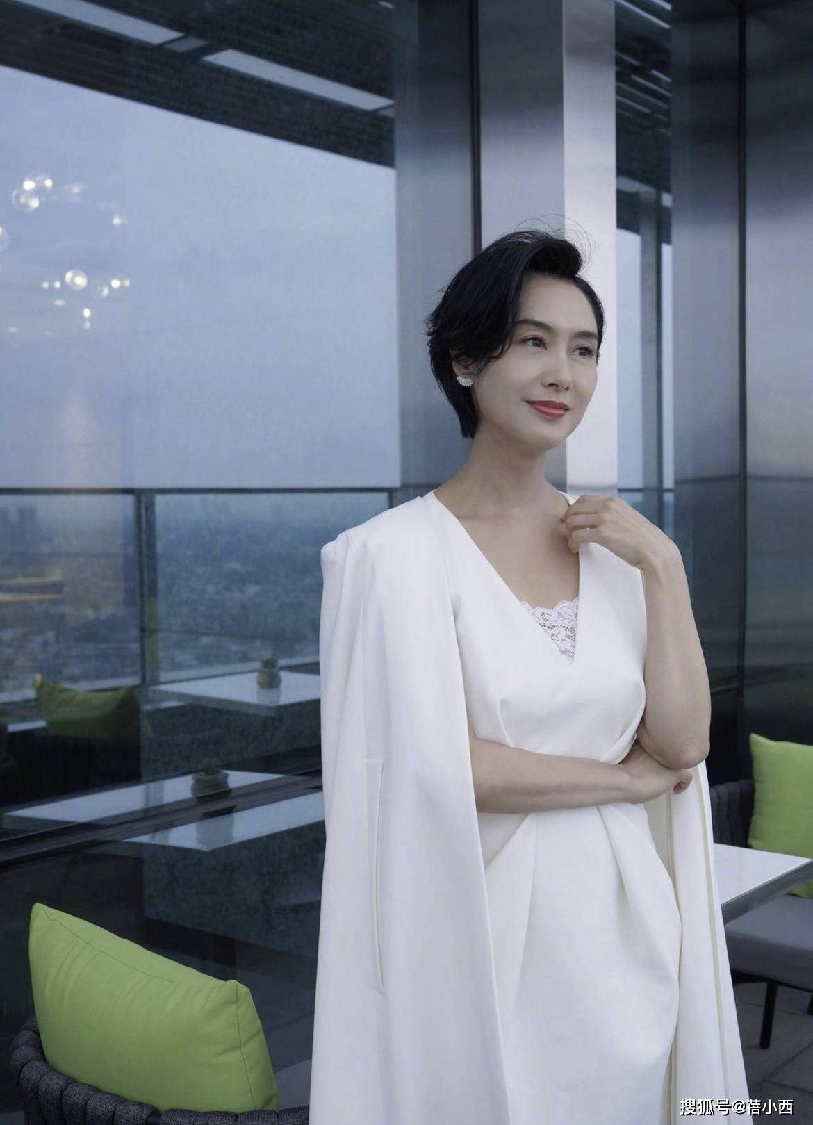 身材|朱茵越老越惊艳，穿拼接紧身裙秀“3D身材”，身材和气质都太靓